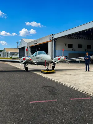 One operator towing the aircraft alone