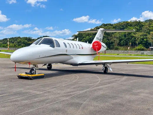 Business jet with the AEROTANK cradle engaged on the nose wheel, on the ramp