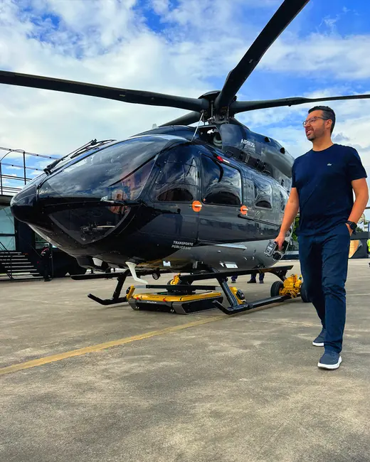 Operator walking beside an Airbus H145 moved by the AEROTANK