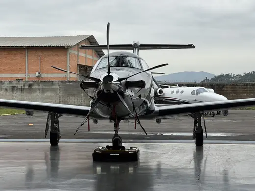 Turboprop seen from the front, engaged on the AEROTANK on a wet ramp