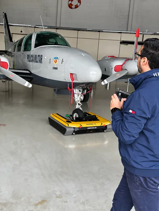 Operator moving a twin-engine aircraft with the AEROTANK remote control
